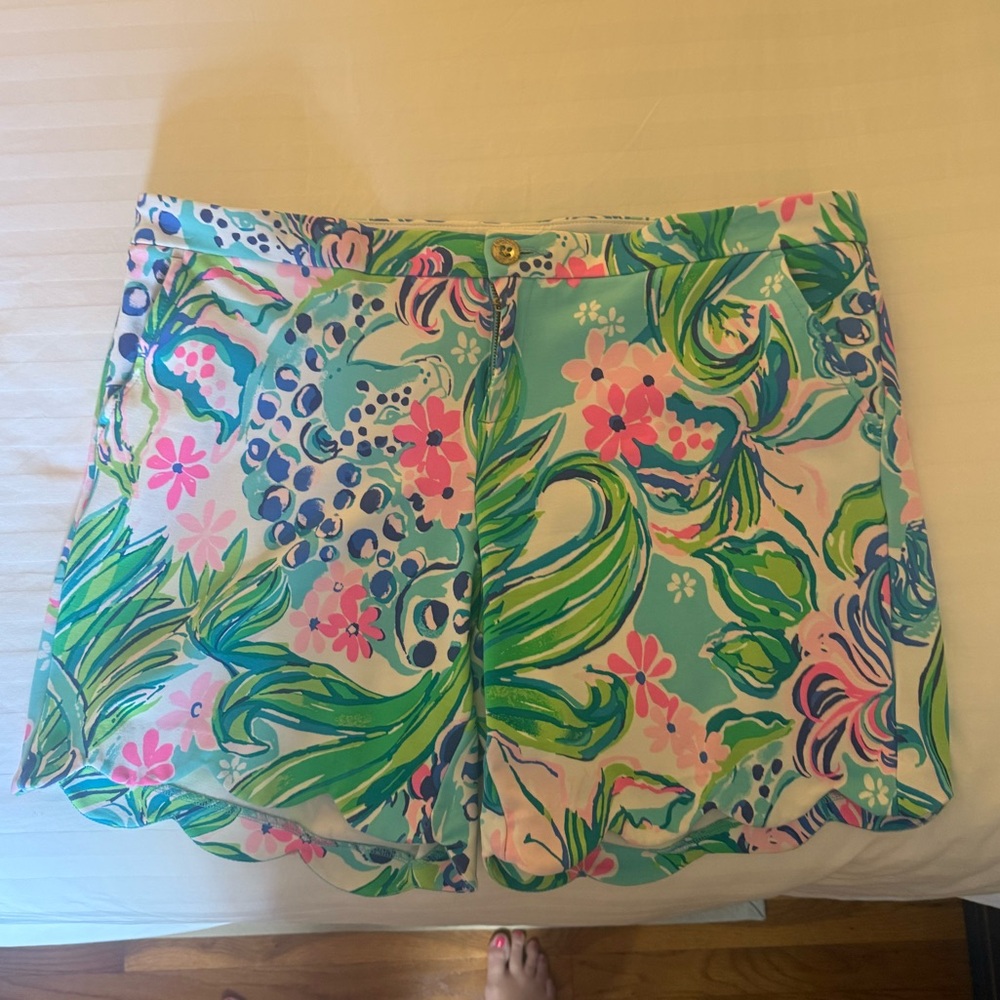 Lilly Pulitzer Blue and Pink Floral Women's Shorts - Picture 2 of 8